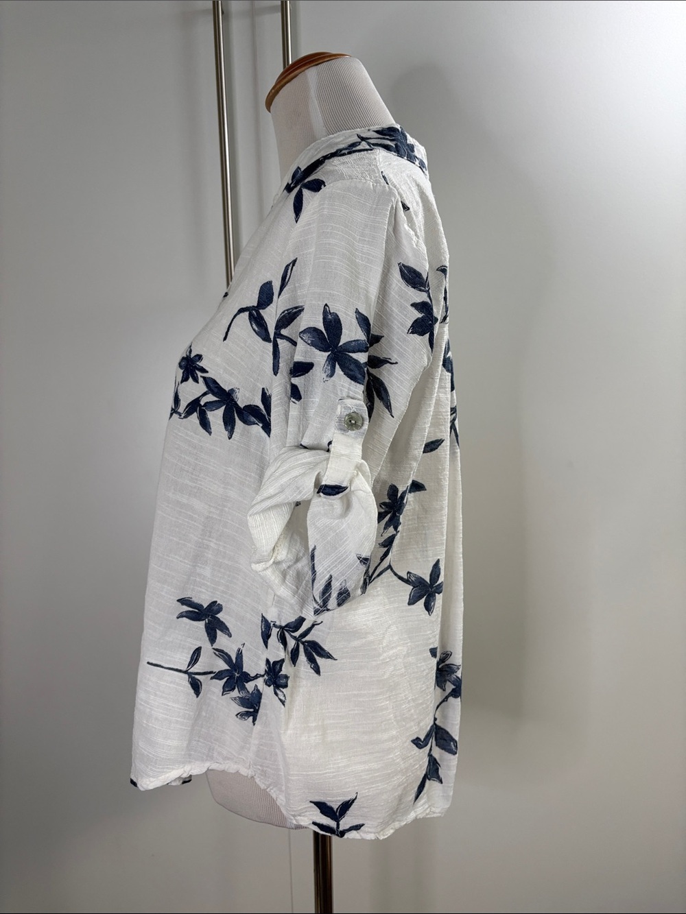White & Navy Floral Italian Linen Button-Down Shirt M - Picture 3 of 5
